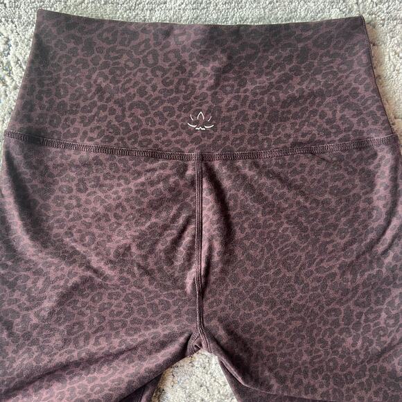 Beyond Yoga SoftMark Leopard Print High-Waisted Midi Leggings Large - Picture 7 of 12